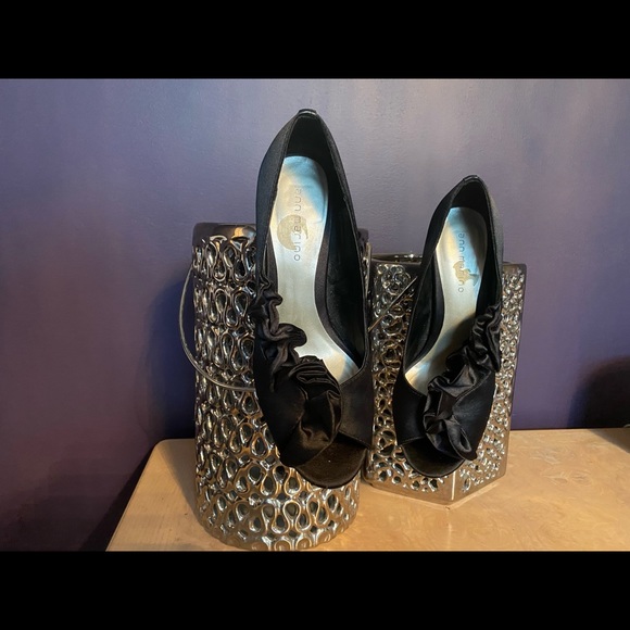 Black Pumps with Ruffles - Picture 1 of 5